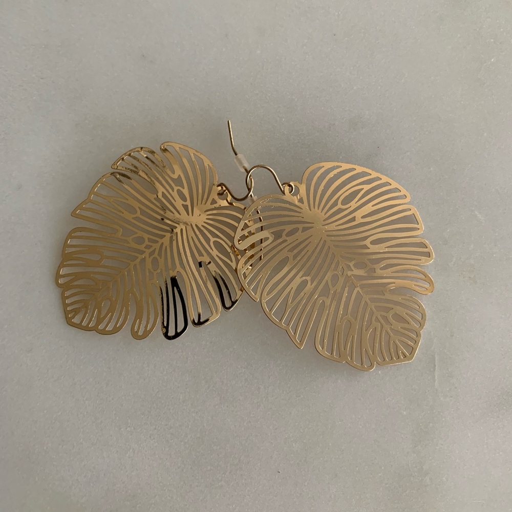 Francesca’s Gold Leaf Earrings